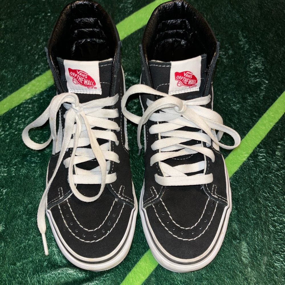 Selling a barely used pair of Sk8-Hi vans